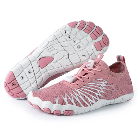 Découvrez nos chaussures pieds nus, idéales pour une expérience naturelle. Dotées d'une semelle flexible, ces chaussures minimalistes sont parfaites pour la course, la marche, ou la randonnée. Légères et polyvalentes, elles conviennent à tous vos besoins. Essayez nos chaussures de course, chaussures de marche, et aventurez-vous avec style dans nos chaussures polyvalentes. Les chaussures à lacets assurent un maintien parfait et un confort optimal.